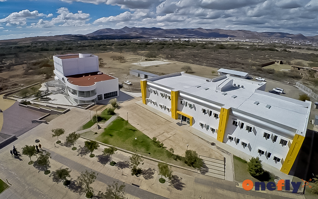 vuelo con dron en universidad