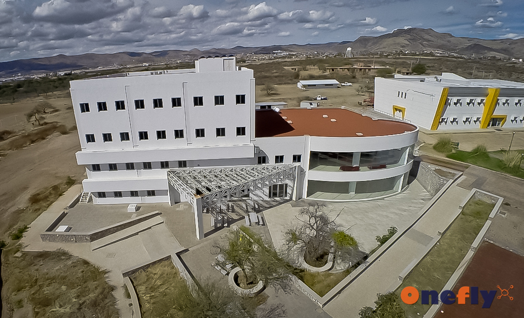 Fotografía aerea de instalaciones, construccion de universidad